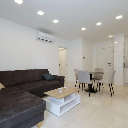 Brkic In - With Balcony شقة