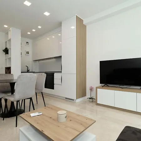 Brkic In - With Balcony شقة زادار